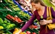 Frau in der Gemüseabteilung eines Supermarktes